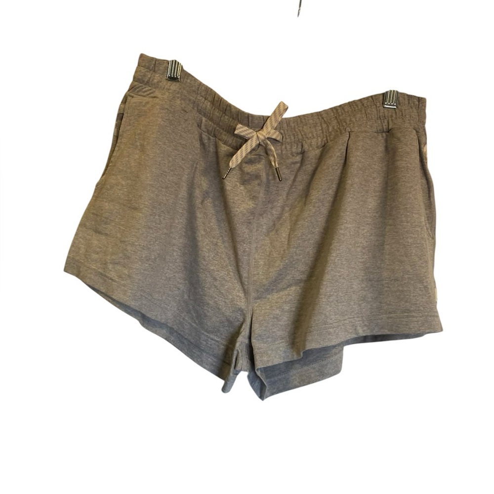 NWT Vuori performance shorts PALE GREY HEATHER Size XL